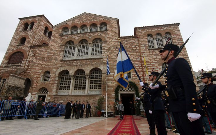 Με καμπανοκρουσίες και έπαρση σημαίας στον Λευκό Πύργο οι εκδηλώσεις στη Θεσσαλονίκη